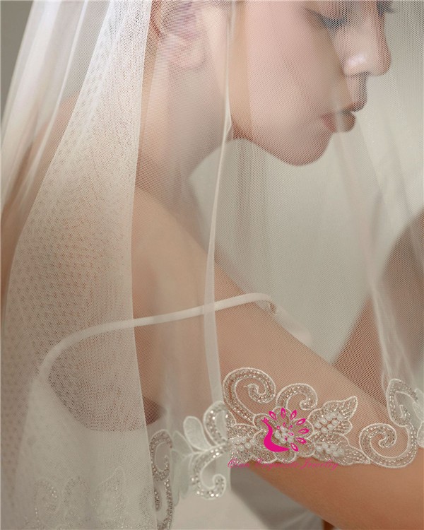 Short Veils with Lace Edge